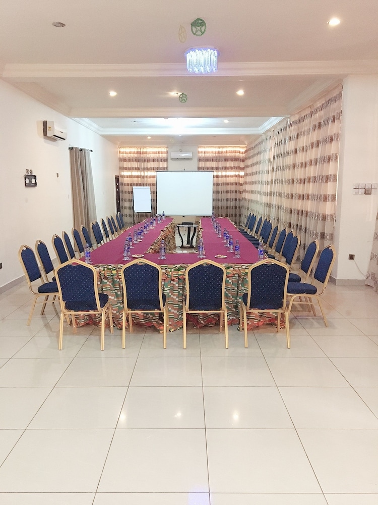 CONSIR EXECUTIVE LODGE 18/26