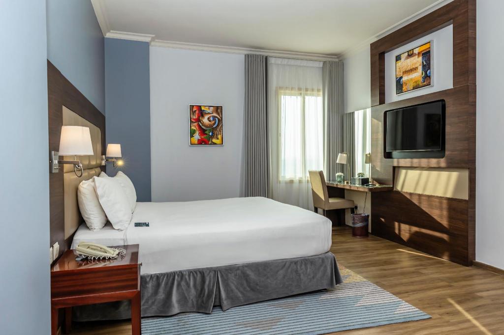 Penthouse Suite, King Bed, 4 Queen Beds, Sofa