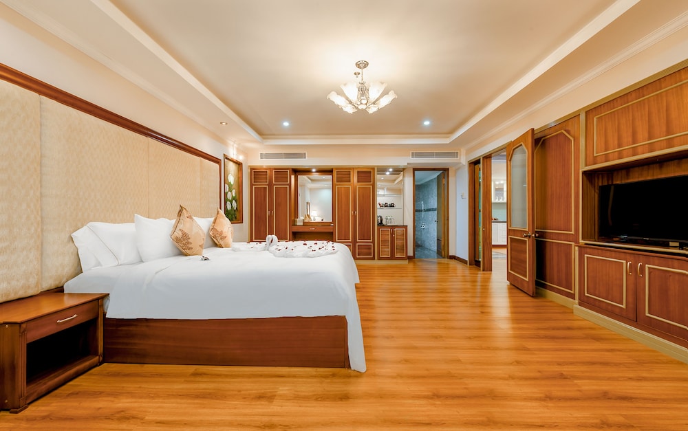 GRAND, SUITE, KING BED