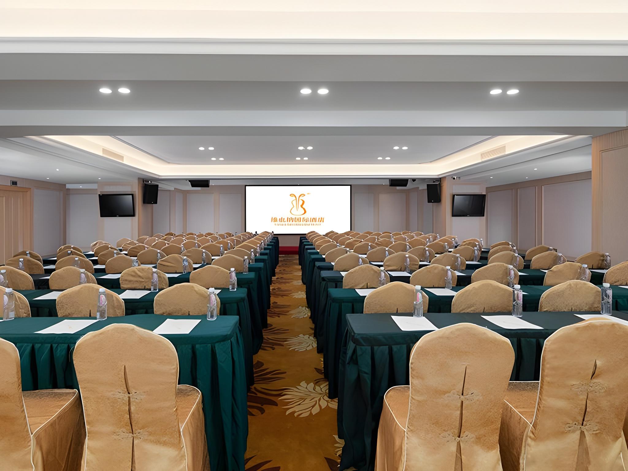 Vienna International Hotel (Shenzhen Pinghu Metro Station) 28/34