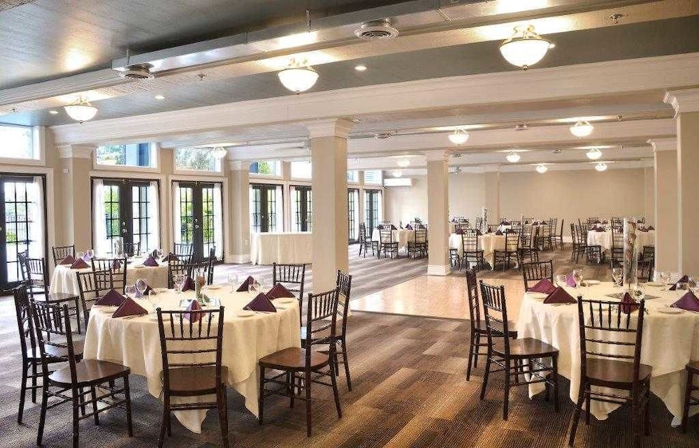Niagara Crossing Hotel and Spa 31/39
