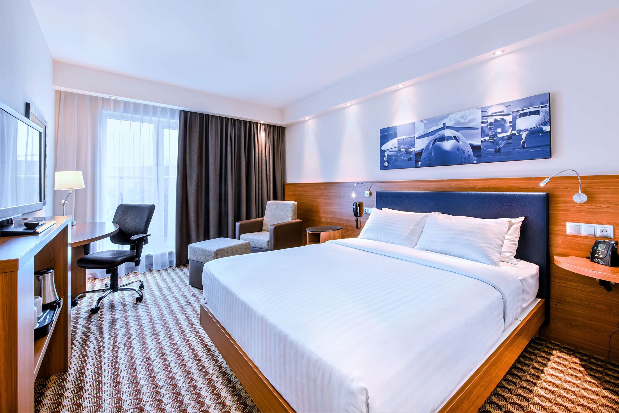 ROOM, QUEEN BED, SOFA