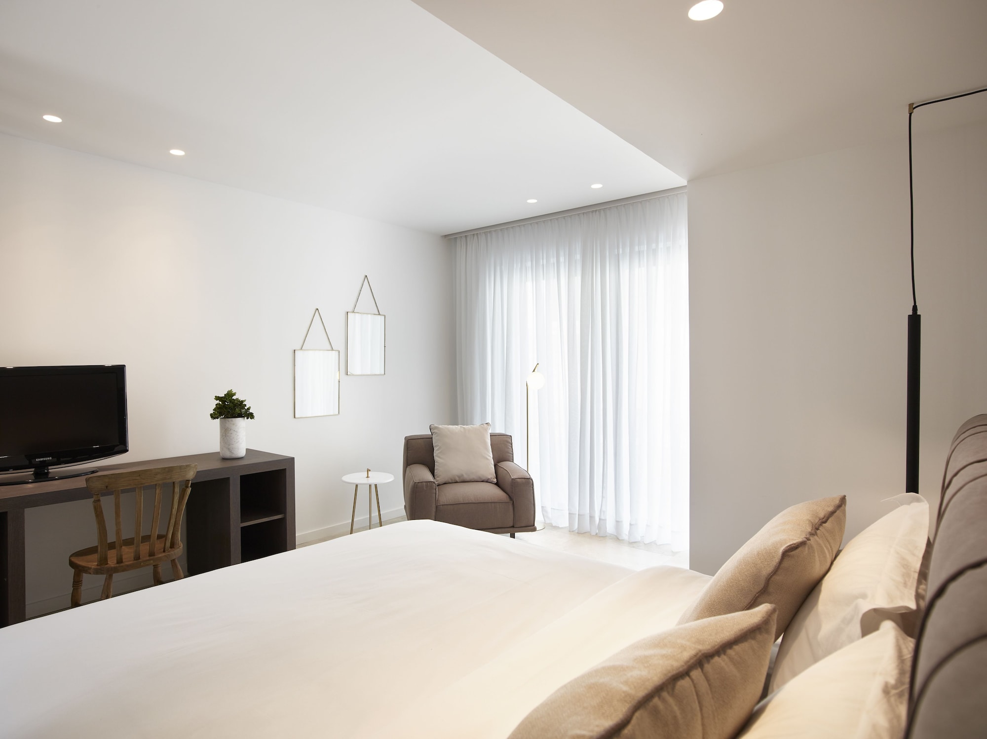 DELUXE, DOUBLE BED