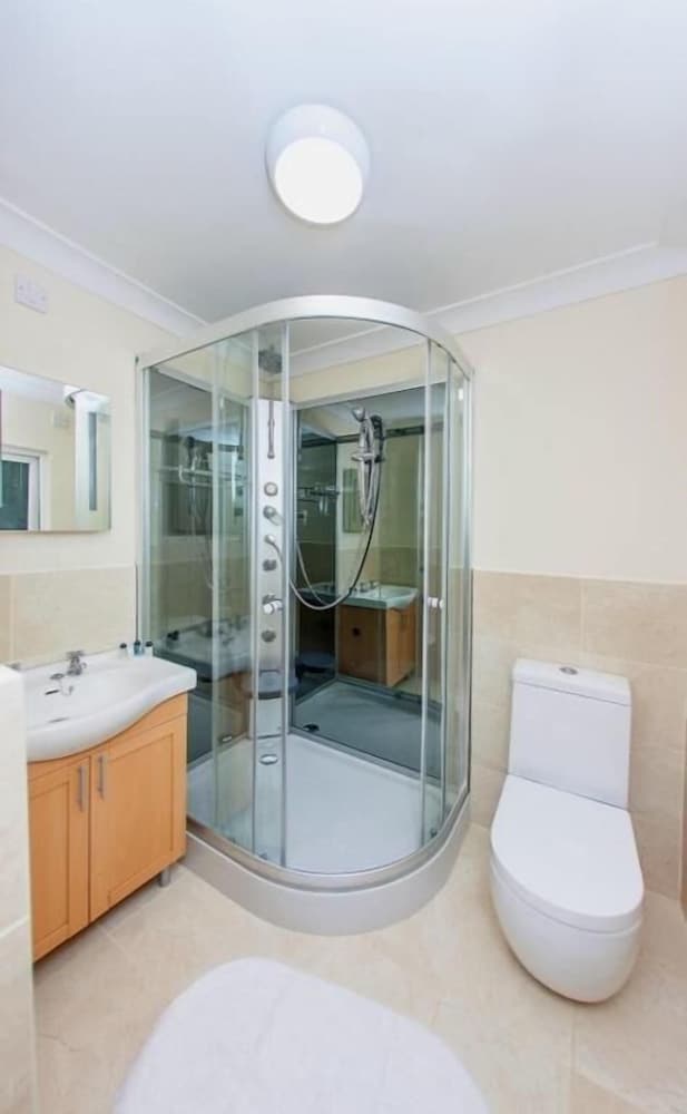 Riverside Hotel Bed and Breakfast 46/48