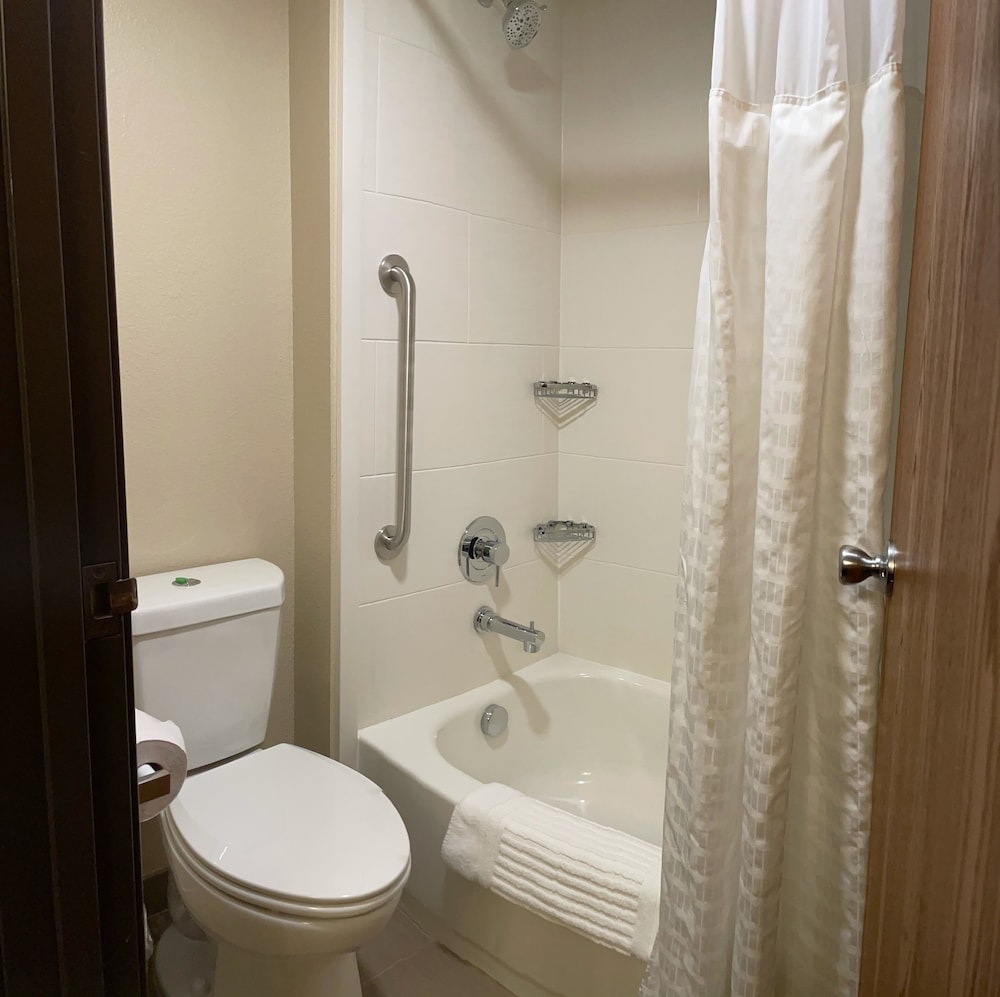 Wingate by Wyndham Grove City 9/32