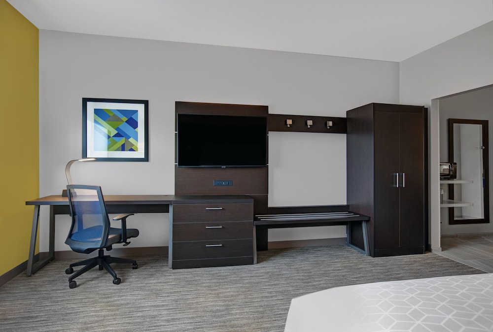 Holiday Inn Express & Suites Milwaukee - Brookfield 54/59