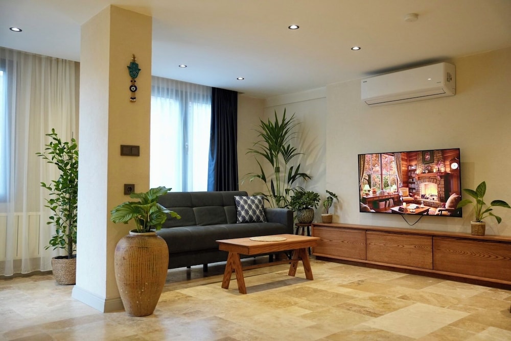 Khalkedon Suite 33/50