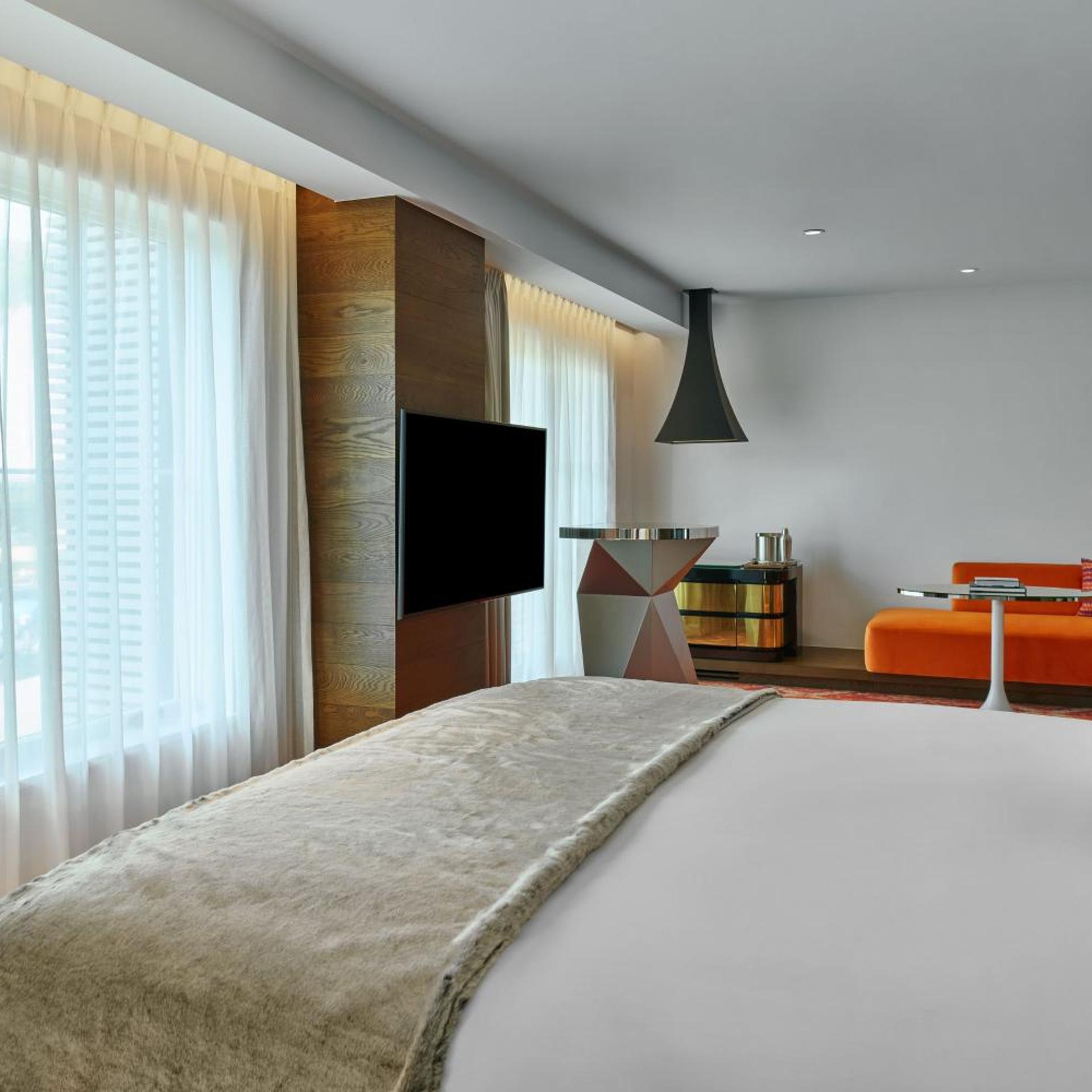 Wow, Suite, King Bed