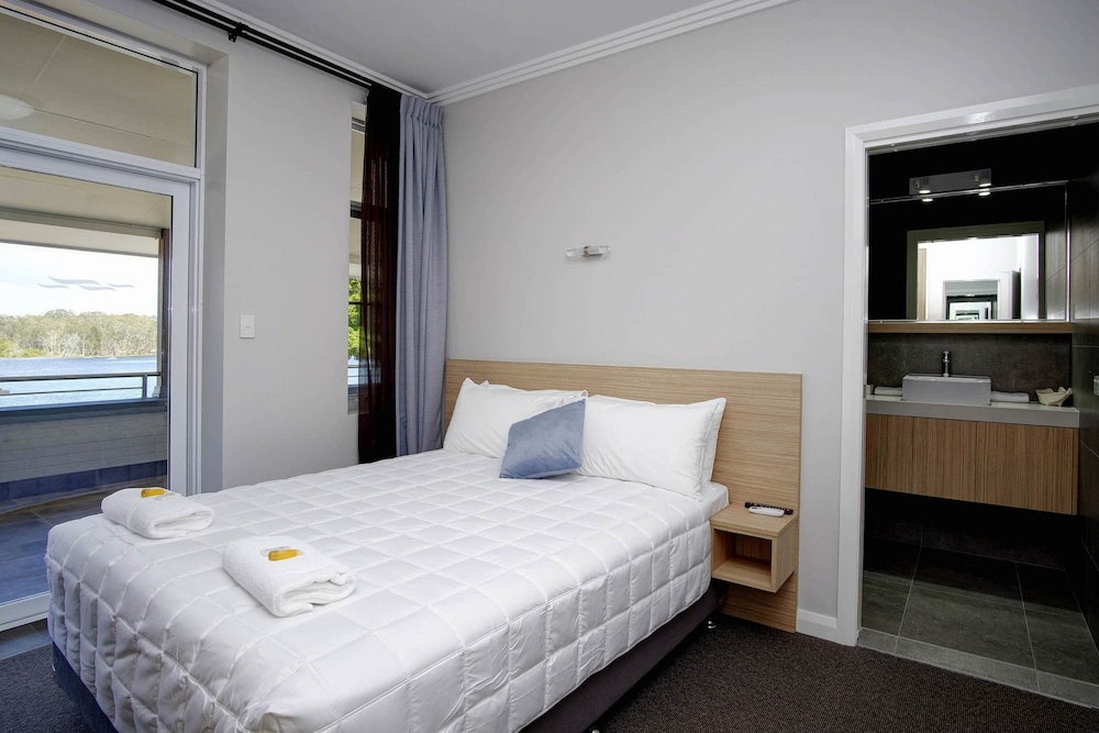 Lakes and Ocean Hotel Forster 4/40
