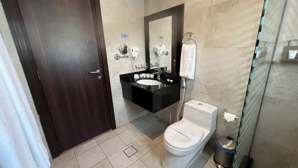 فندق جولدن توليب للأجنحة الفندقية(Golden Tulip Al Khobar Suite Hotel) 51/52
