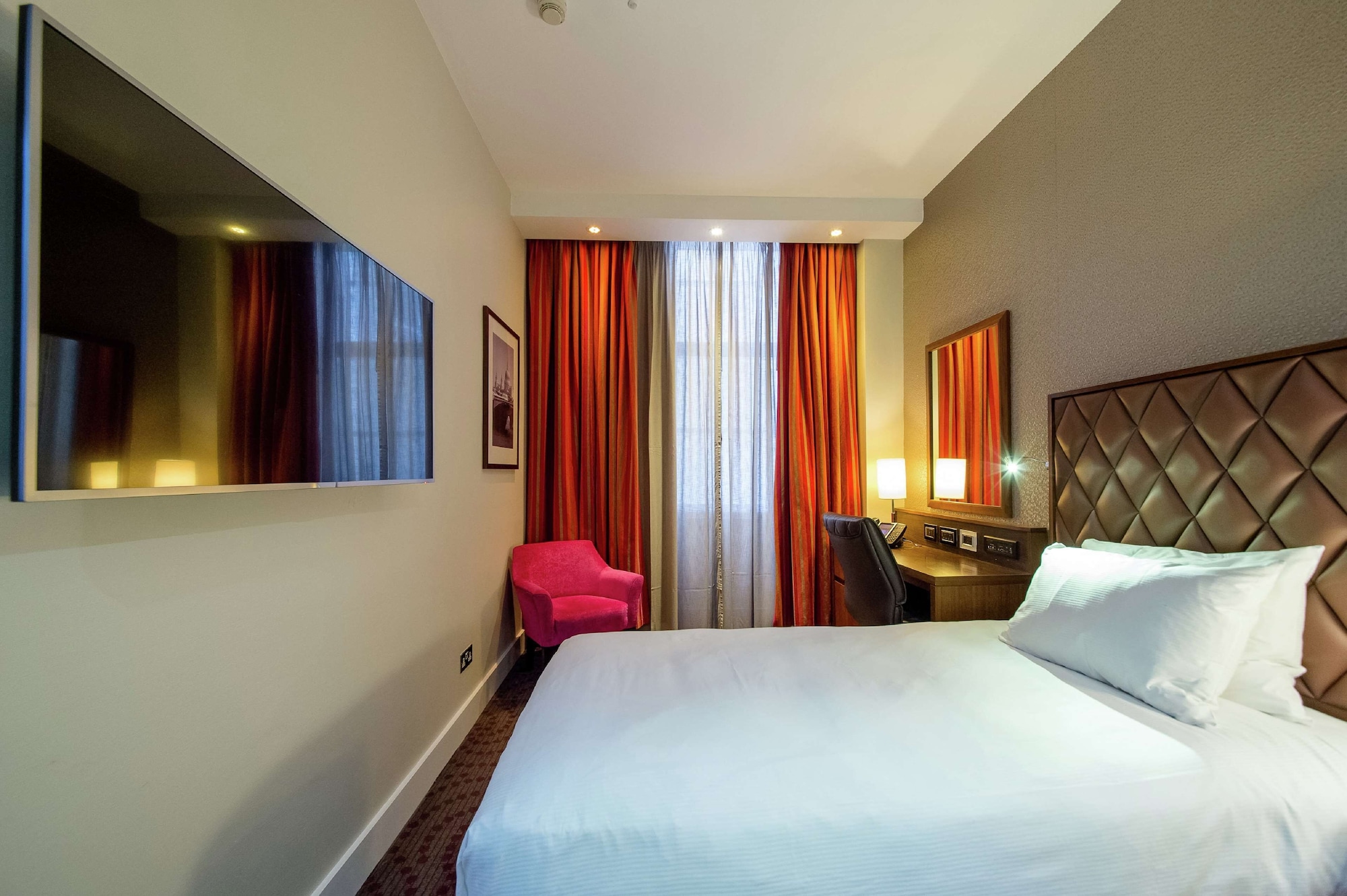 ROOM, SINGLE