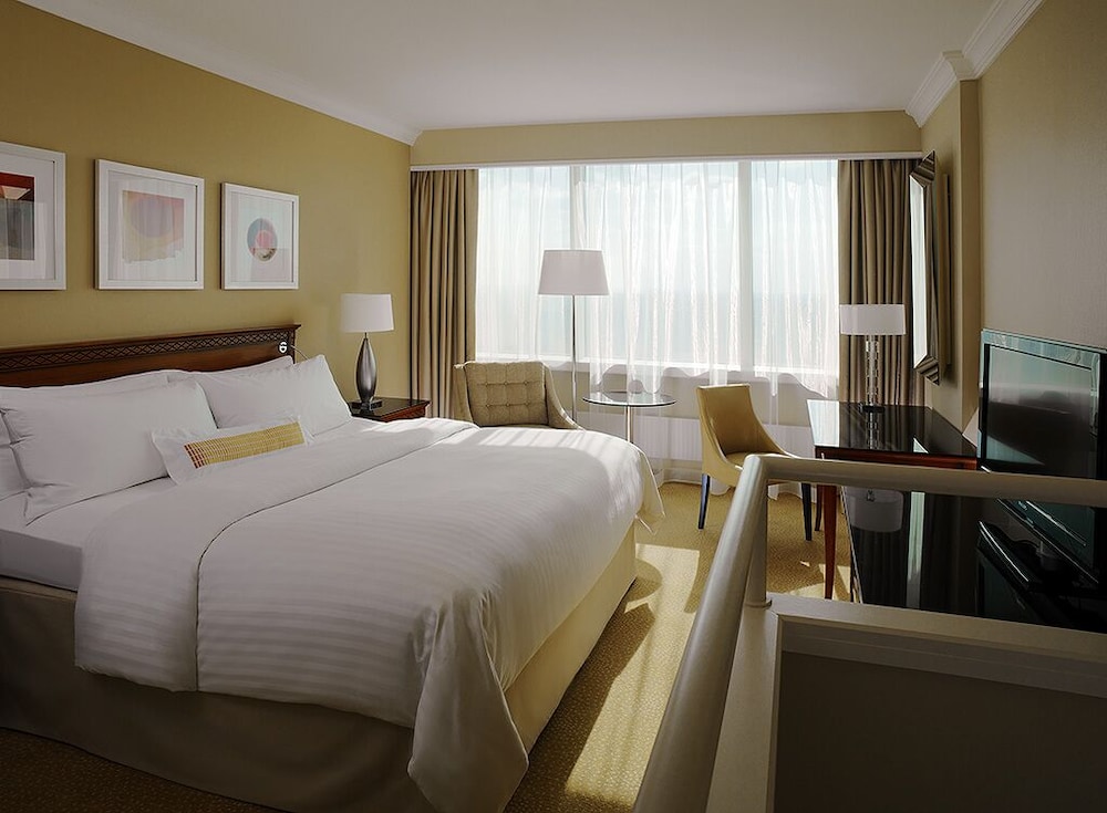 Bi Level, Suite, King Bed, Sofa
