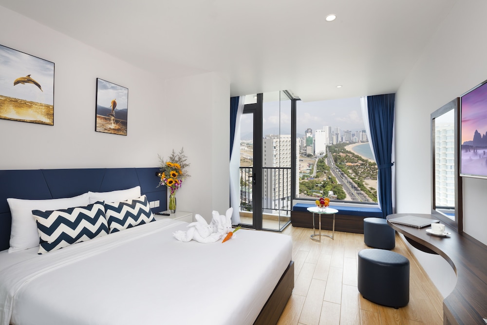 DELUXE, DOUBLE OR TWIN BED