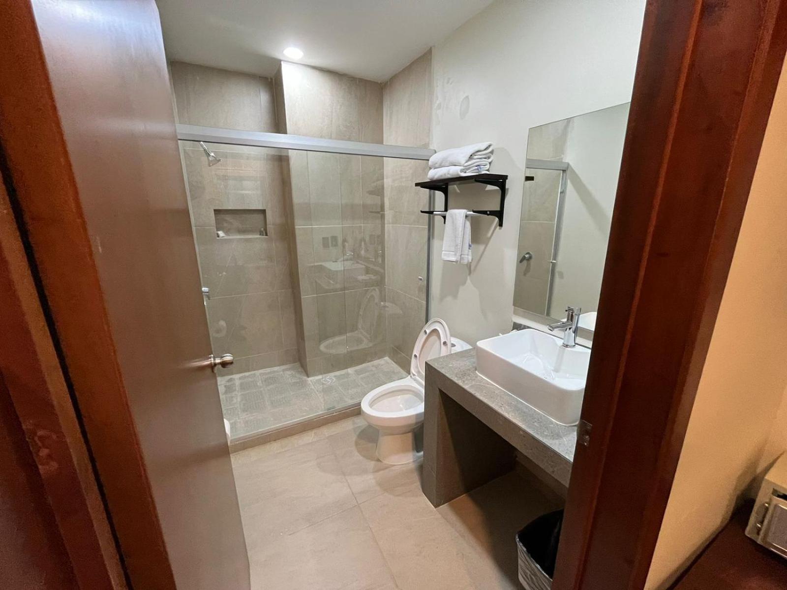 غرفة بسرير مزدوج بإطلالة على البحر، Av Inn Hotel 7/7