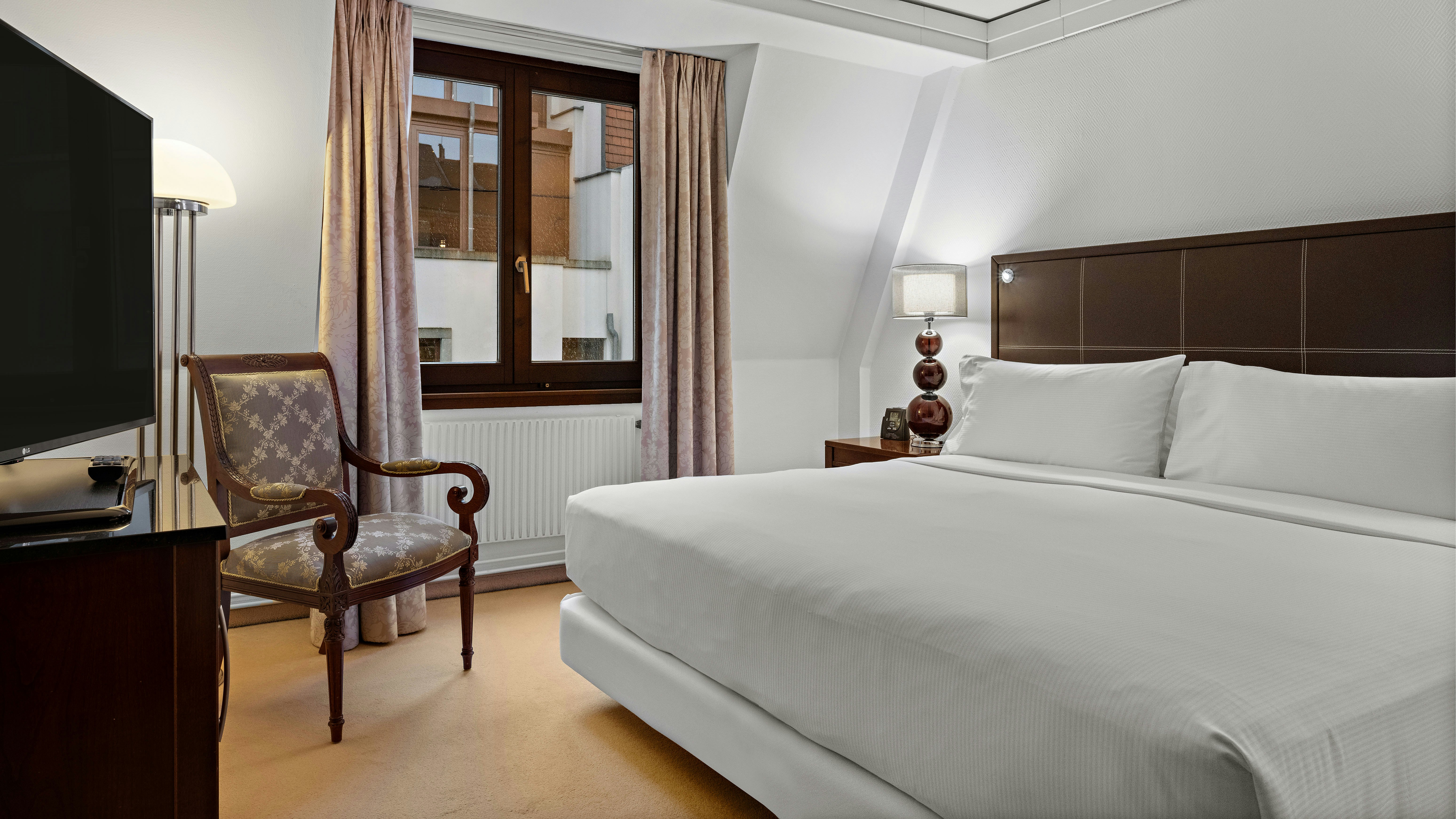 Suite, King Bed, Corner