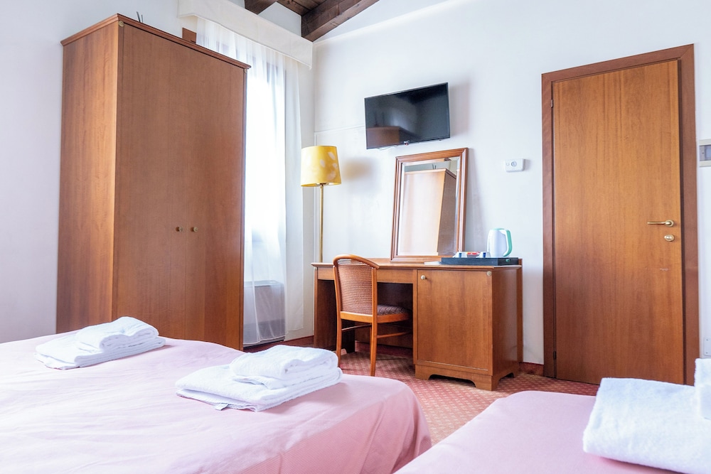 Room, Triple, 1 Queen and 1 Single Bed