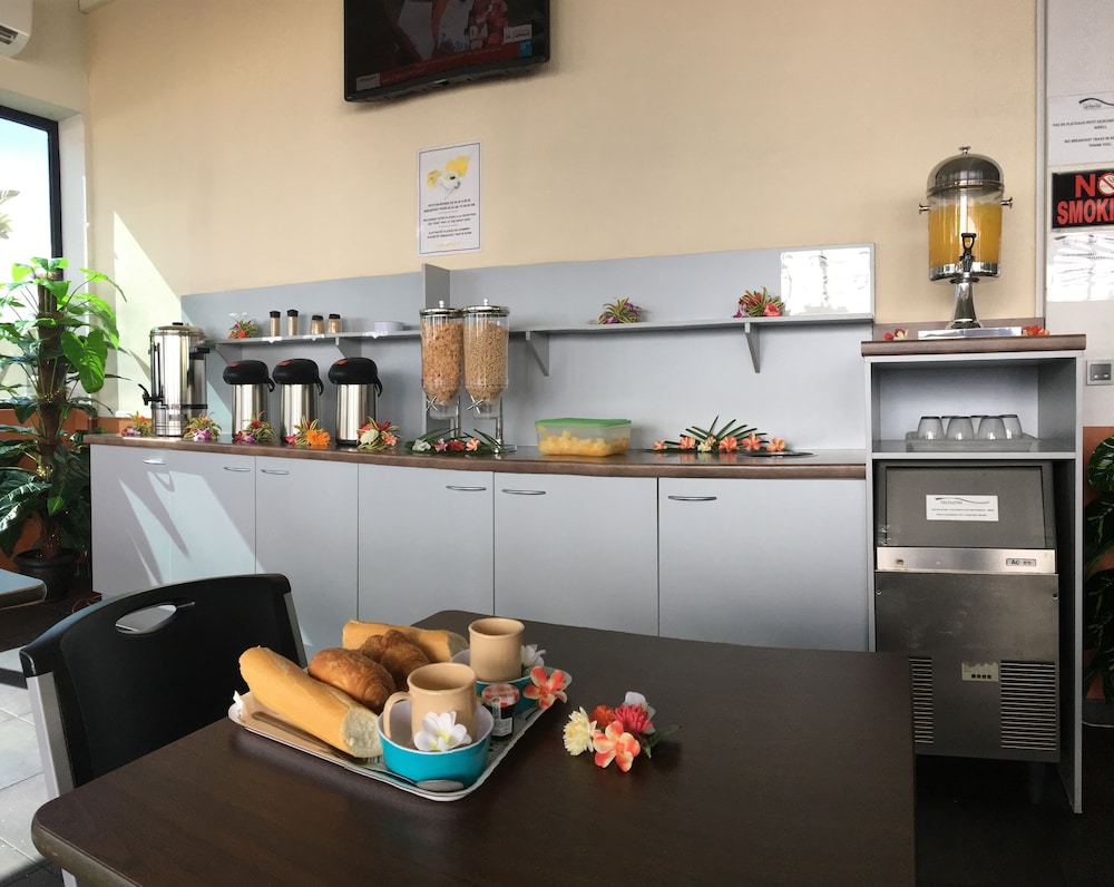 Tahiti Airport Motel 55/64