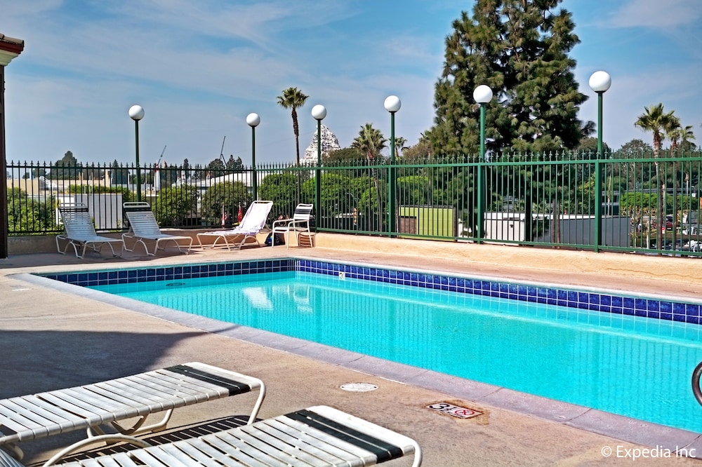 Camelot Inn And Suites 37/62