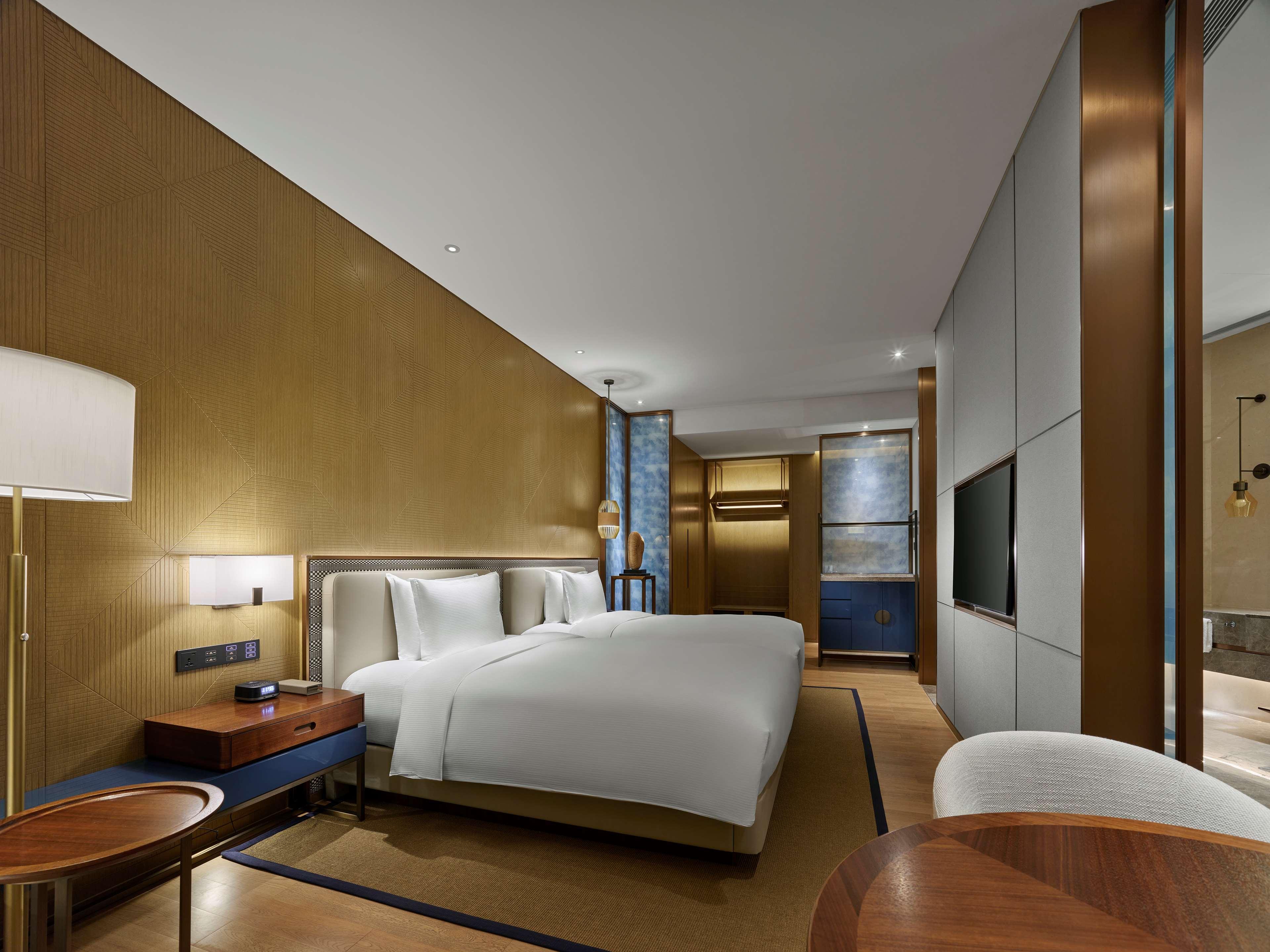Premium, Twin Beds, Island View