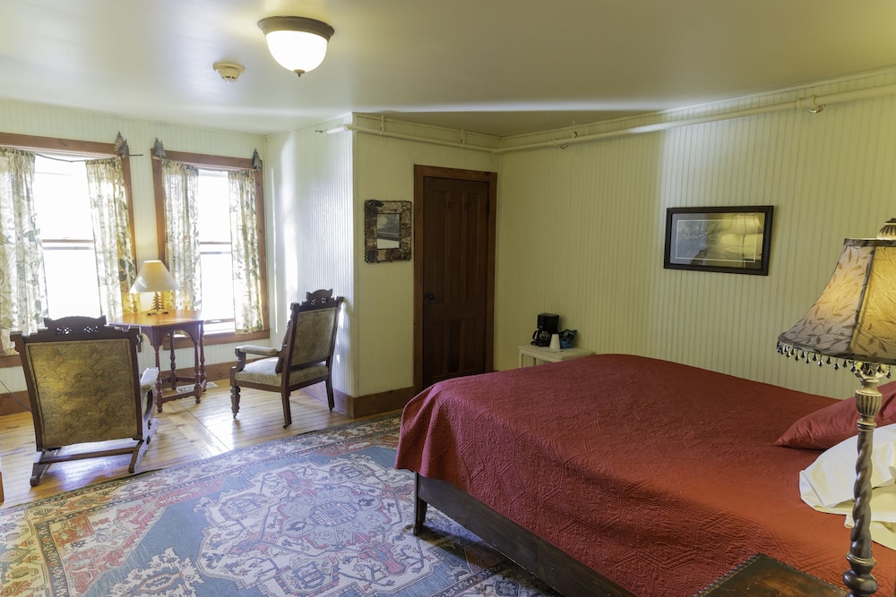 Retreat, Queen Bed