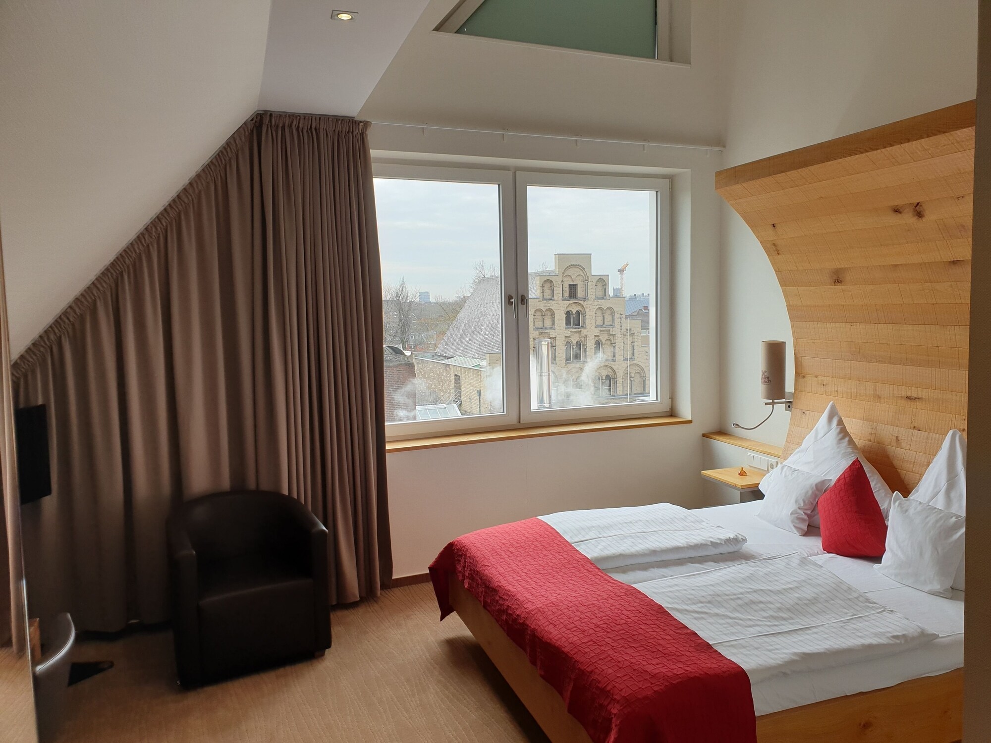 DELUXE, DOUBLE BED