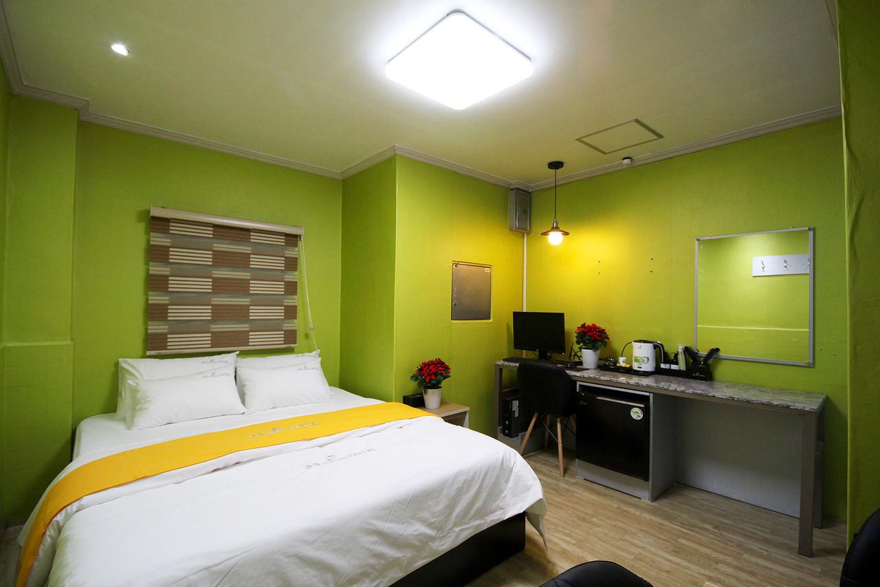 Semi Room, Single, Semi Double Bed