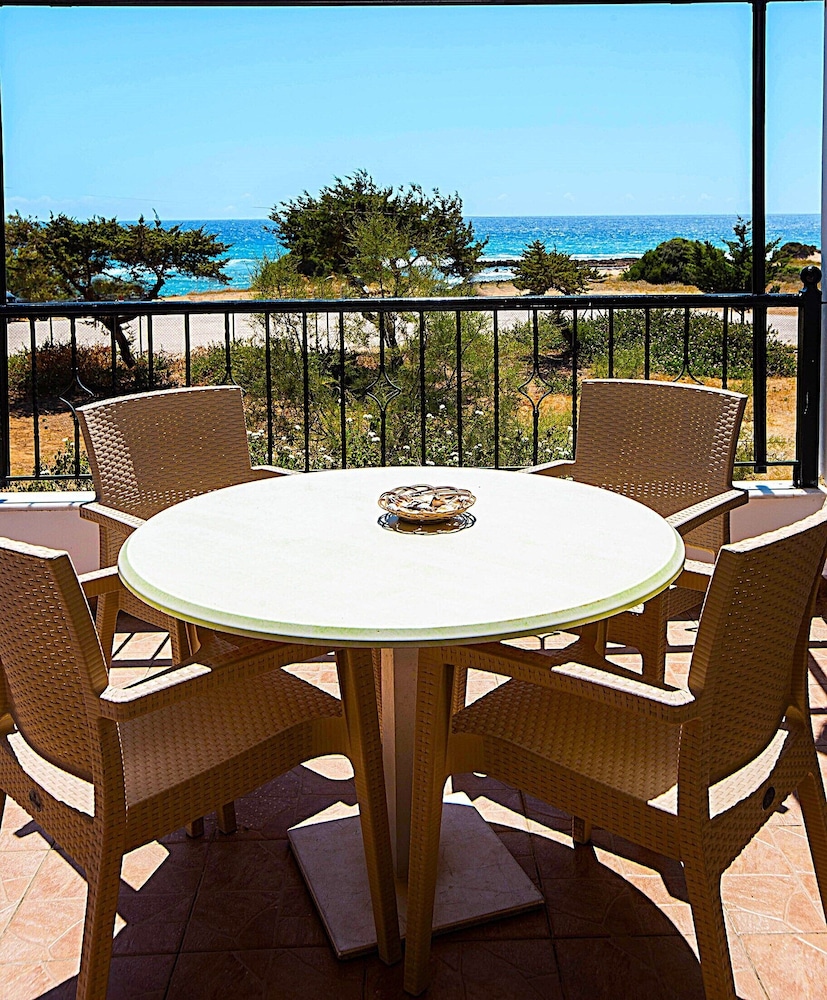Romanos Beach Villas 28/49