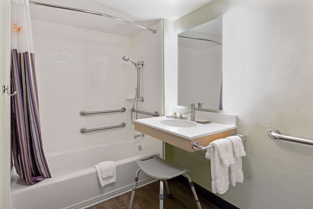 La Quinta Inn & Suites by Wyndham San Francisco Airport N 20/23