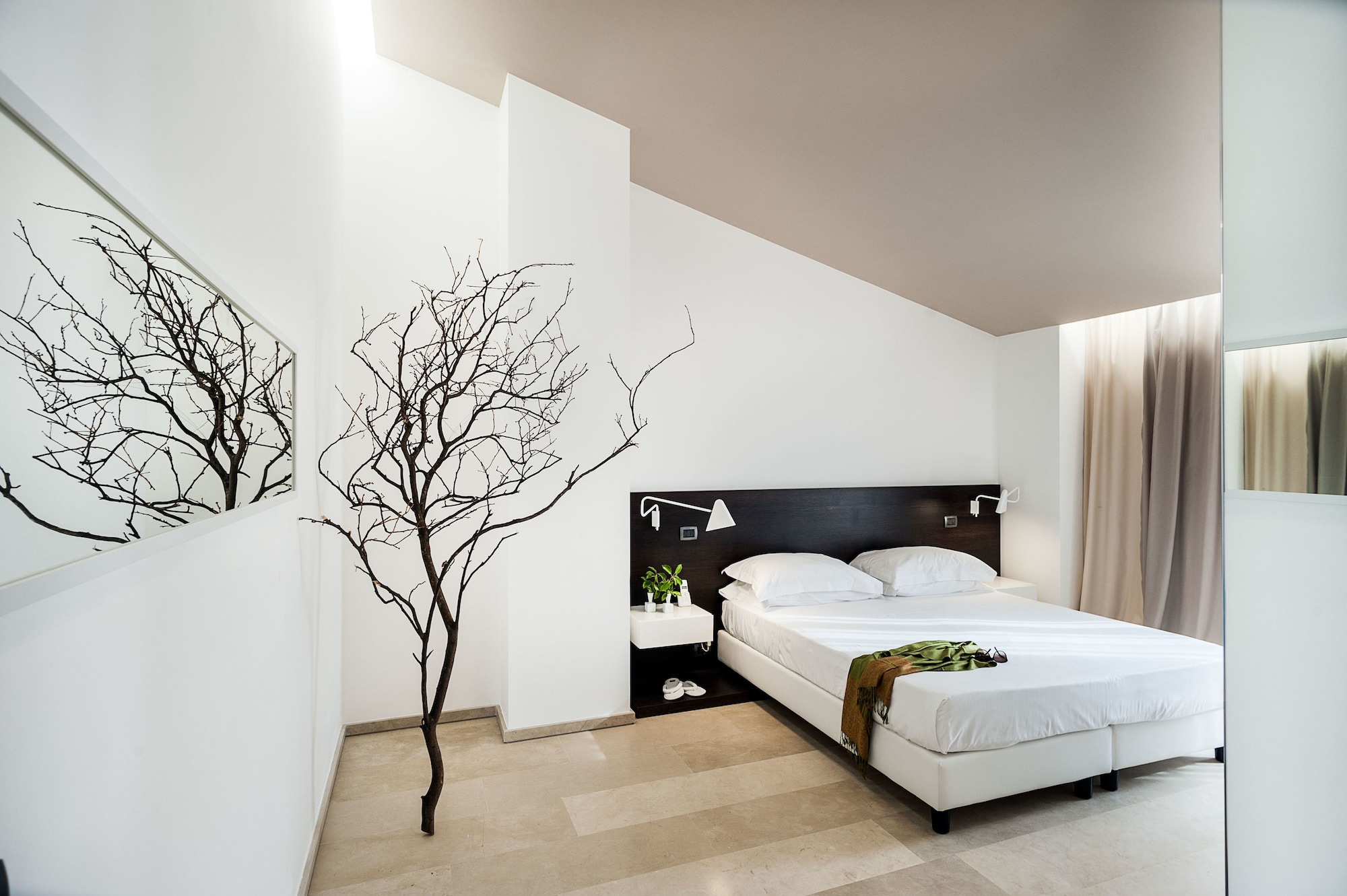 SUPERIOR, KING BED, COURTYARD VIEW, PRIVATE BATHROOM