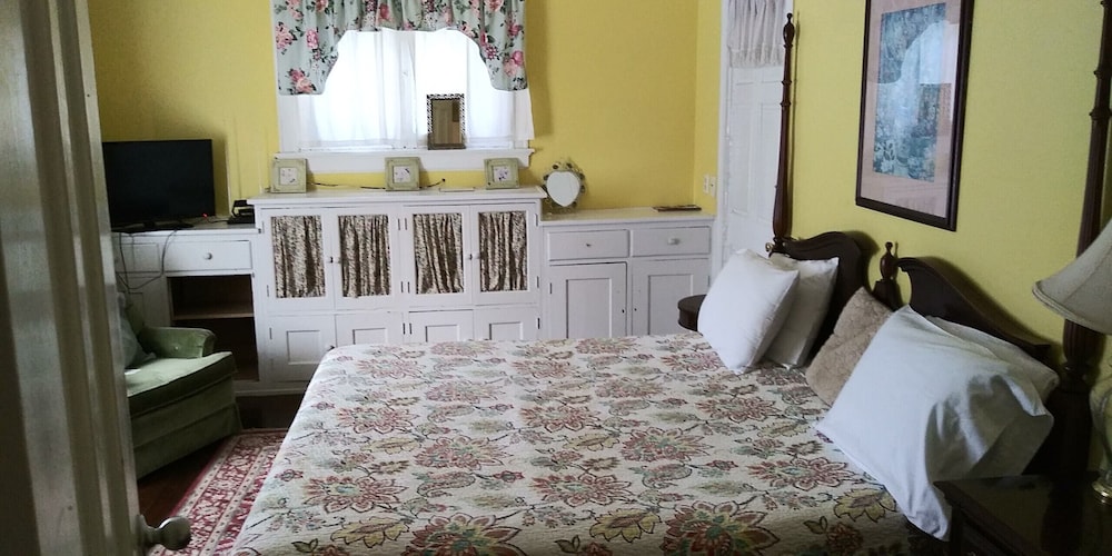 Six Acres Bed Breakfast 11/33