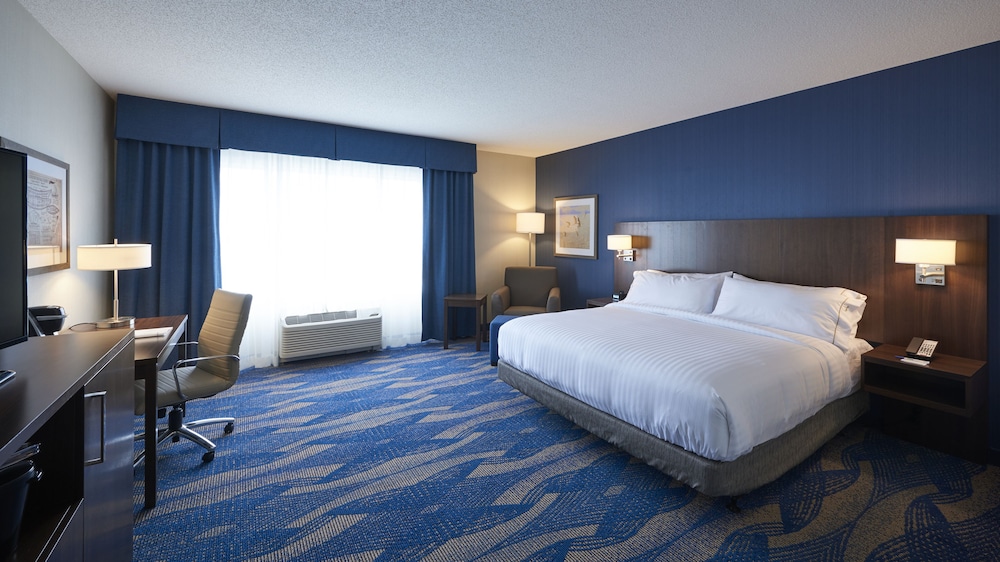 Holiday Inn Express Suites St John S Airport 10/52