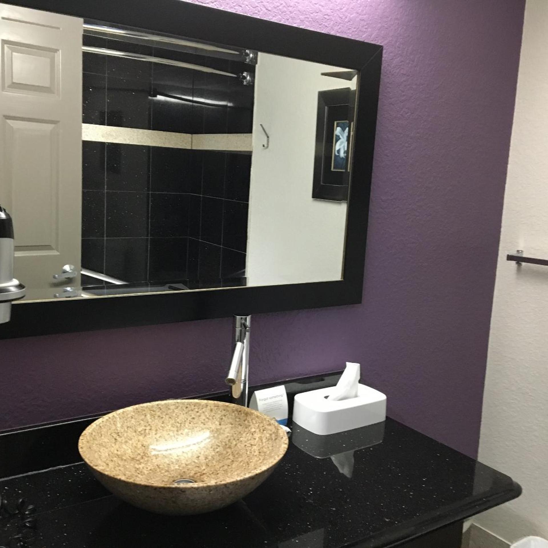 جناح استوديو بسرير كوين مع أريكة، Days Inn & Suites By Wyndham Bonita Springs North Naples 2/3