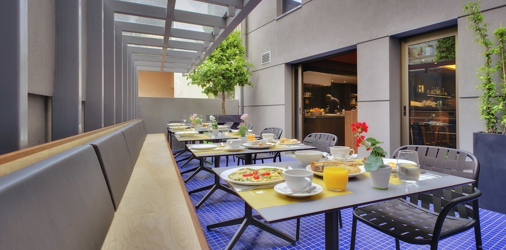 Lake Spirit Hotel 52/64