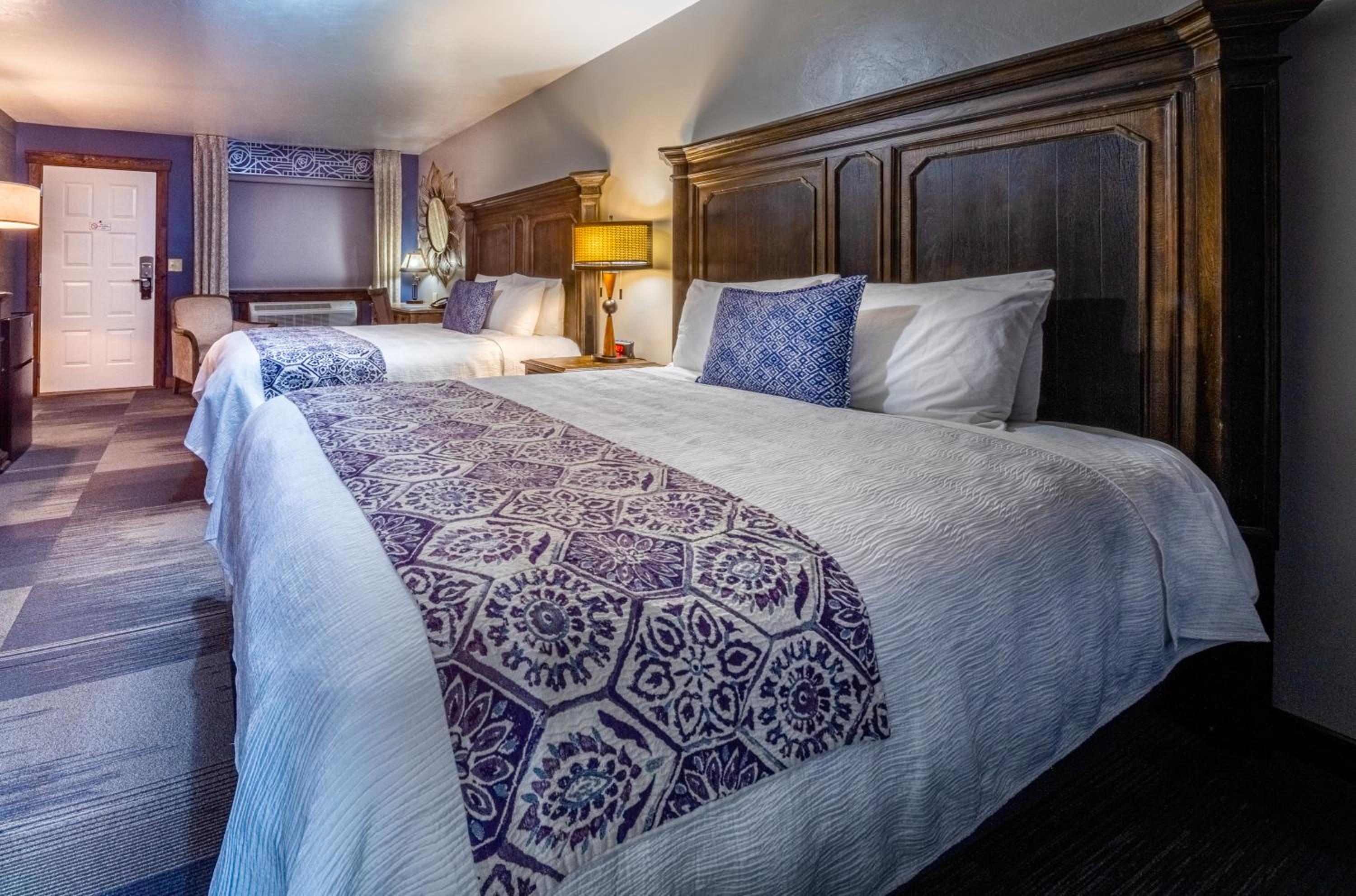 Room, 2 Queen Beds, Desert Rose Resort & Cabins 2/6