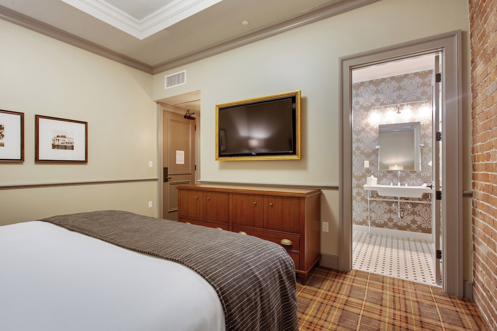 Room, King Bed, No Window