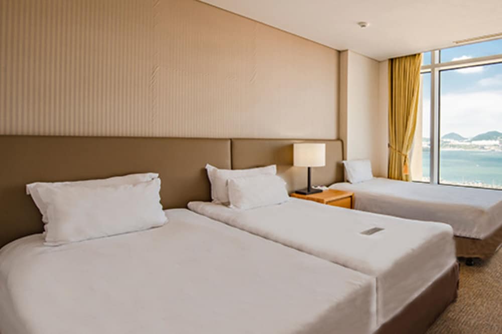 The Ocean Hotel 5/50