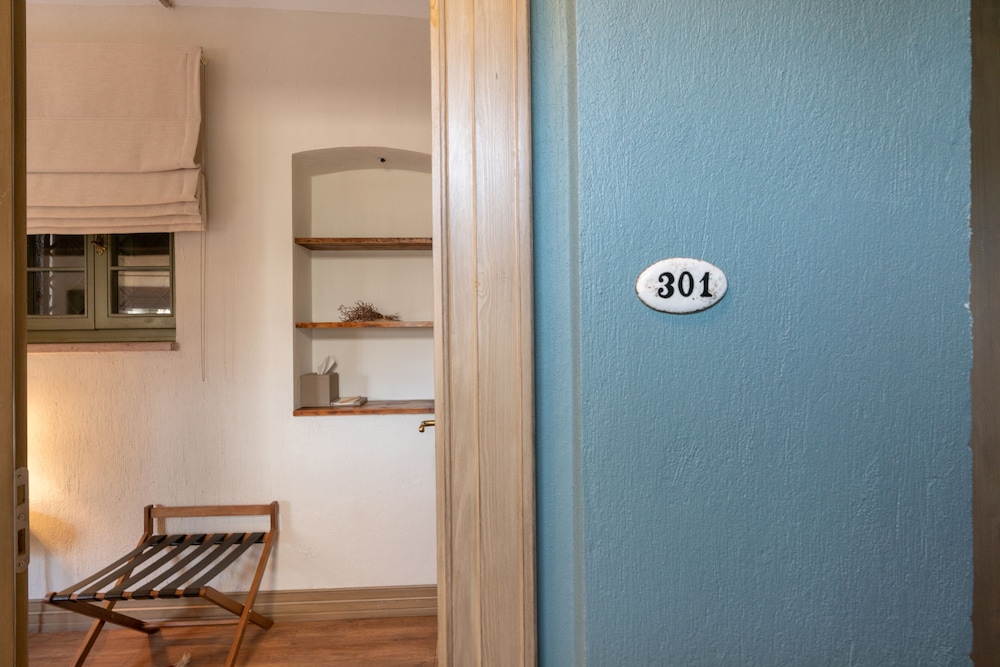 Elia Hotel 10/50