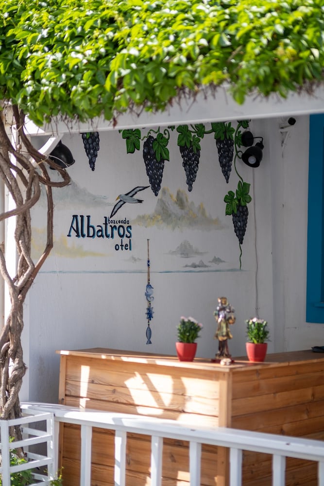 Albatros Hotel 4/33