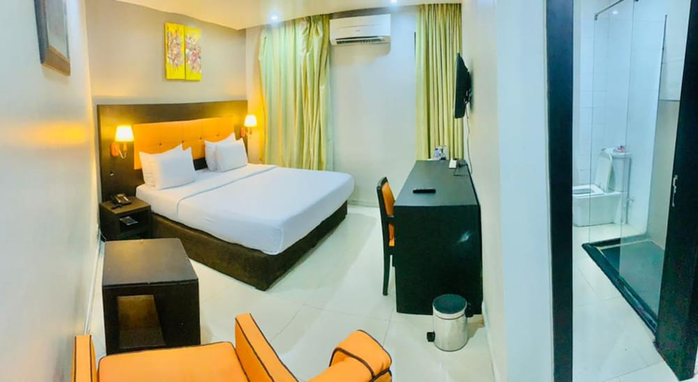 Oakspring Hotel &amp; Luxury Suites 28/50