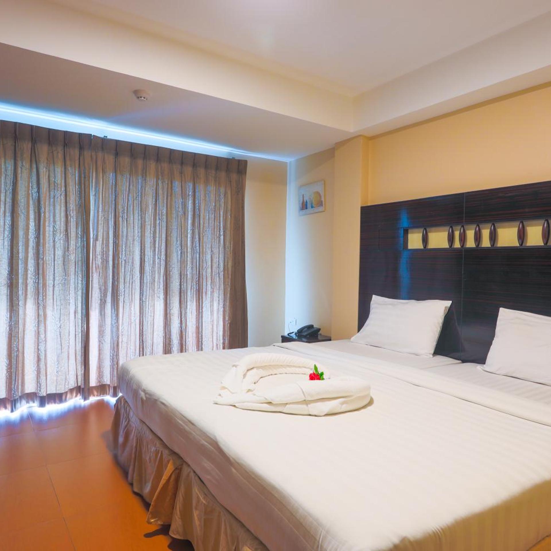 DELUXE, KING BED