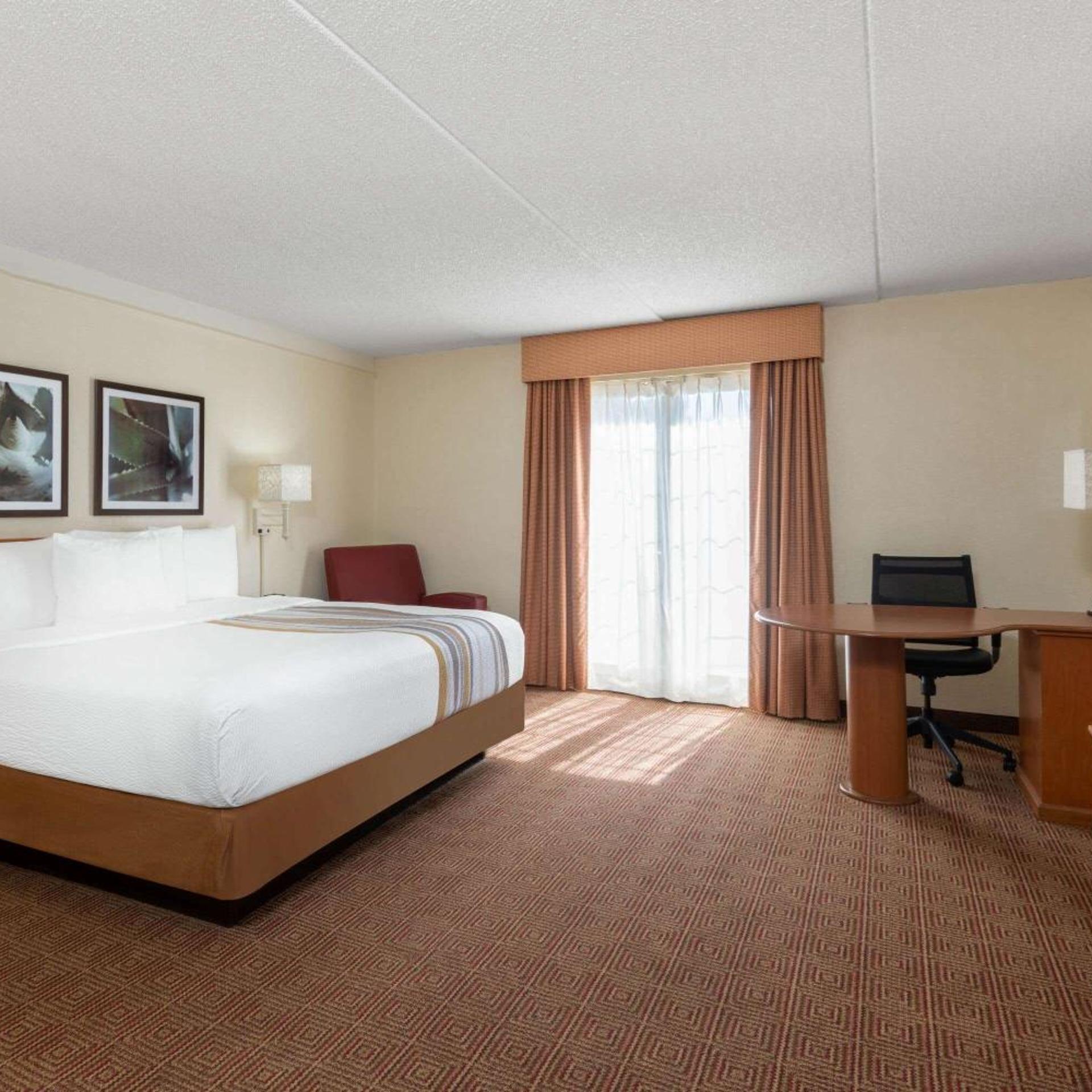 غرفة تنفيذية بسرير كينج، La Quinta Inn by Wyndham Deerfield Beach I-95 at Hillsboro E 3/6