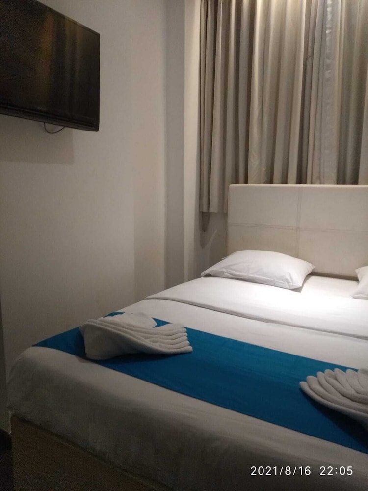 Kimono Hotel 8/21