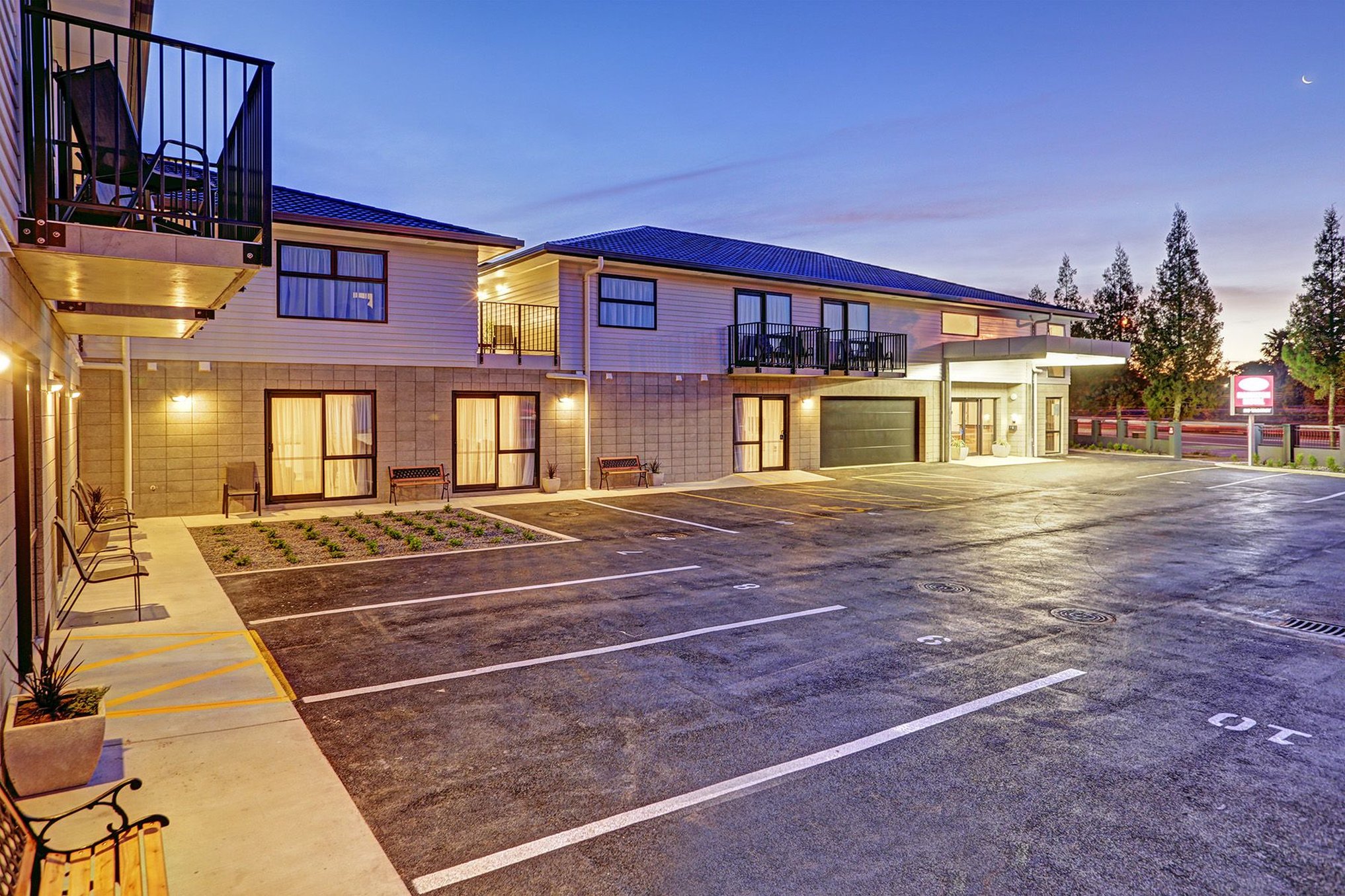 BKs Premier Motel Hamilton 37/38