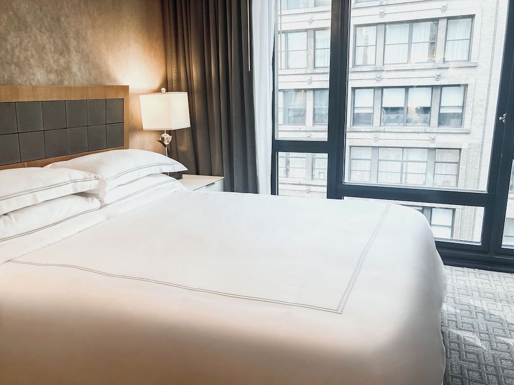 EXECUTIVE, KING BED