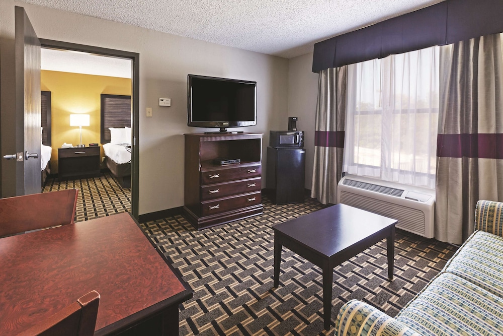 La Quinta Inn & Suites by Wyndham Denison - N. Lake Texoma 26/35