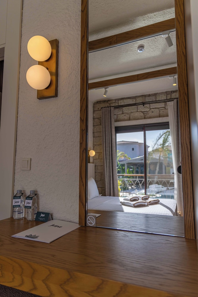June Hotel Alacati 50/50