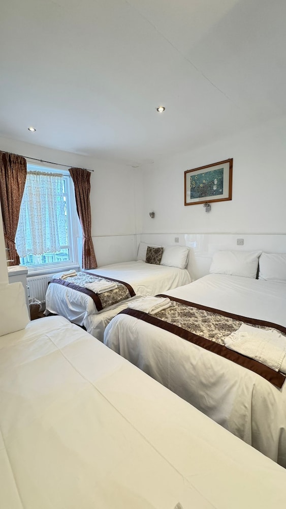 Family, 1 Single and 2 Double Beds، Hotel Earls Court 2/5