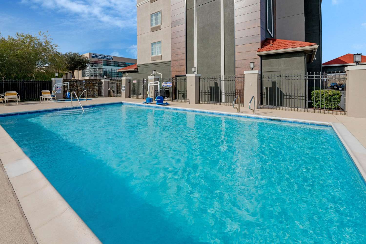La Quinta Inn & Suites by Wyndham Fort Worth Arlington West 38/41