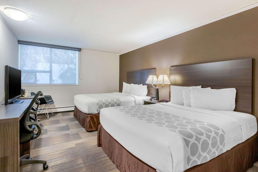 Super 8 by Wyndham Macleod Trail Calgary 24/60