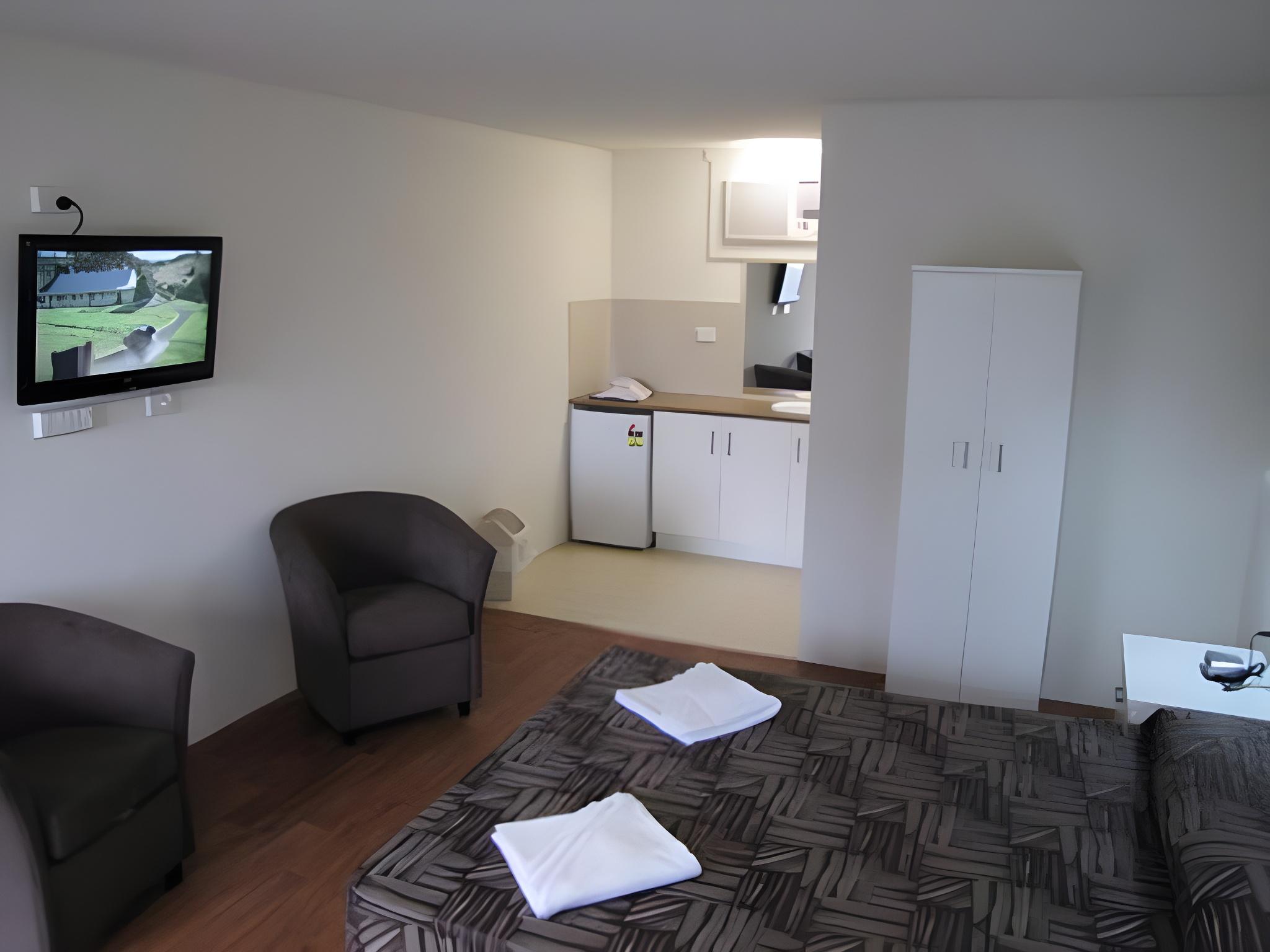 SLIPWAY HOTEL MOTEL 7/22